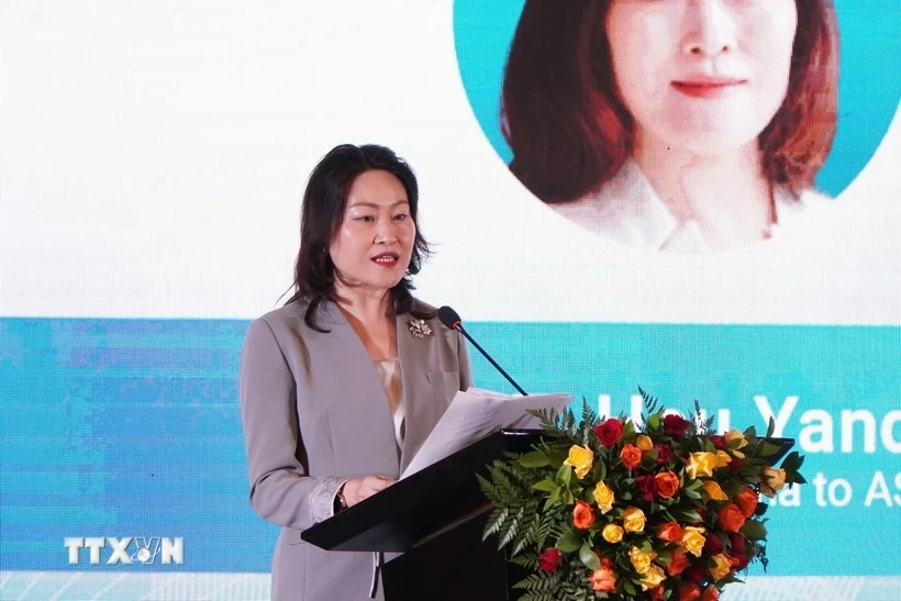 L'ambassadrice de Chine auprès de l'ASEAN, Hou Yanqi, s'exprime lors de l'événement (Photo : VNA)