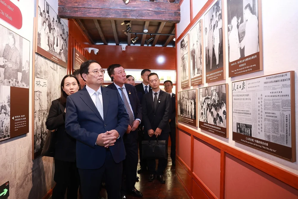 Le Premier ministre Pham Minh Chinh et son entourage ont offert des fleurs en hommage au président Ho Chi Minh sur un site commémoratif dédié au défunt dirigeant vietnamien dans la ville de Kunming. Photo : VNA: