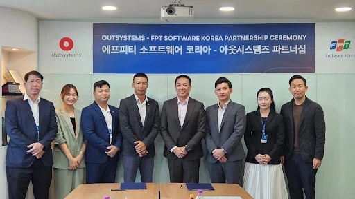 Des dirigeants de l'entreprise informatique vietnamienne FPT et d'OutSystems posent pour une photo lors de la cérémonie de signature à Séoul. Photo : FPT