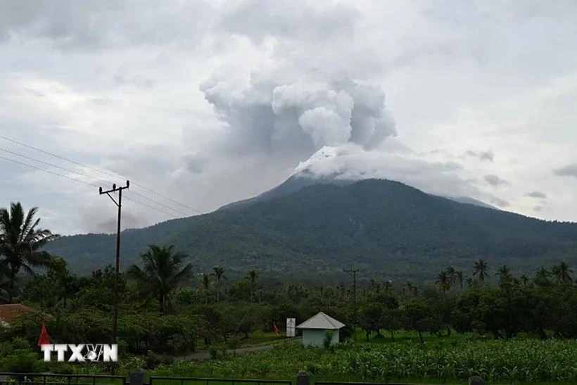 Cendres jaillies du volcan Lewotobi Laki-Laki vues dans le village de Pulolera du district de Flores Timur, province de Nusa Tenggara Est, Indonésie. (Photo : Xinhua/VNA)