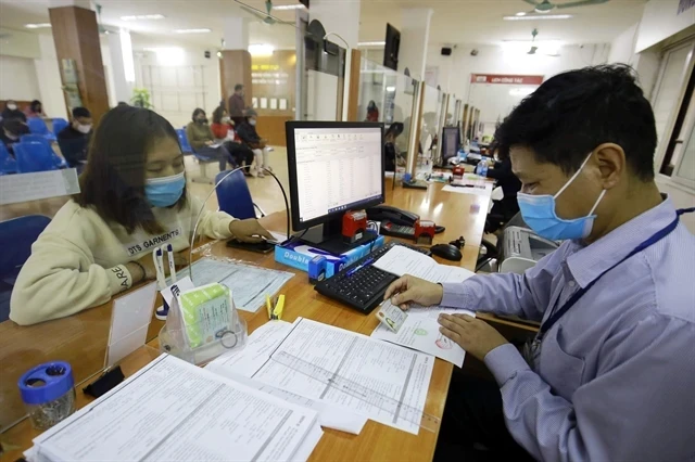 Un travailleur remplit des documents pour demander des allocations de chômage au Centre de services pour l'emploi de Hanoi. (Photo : VNA)