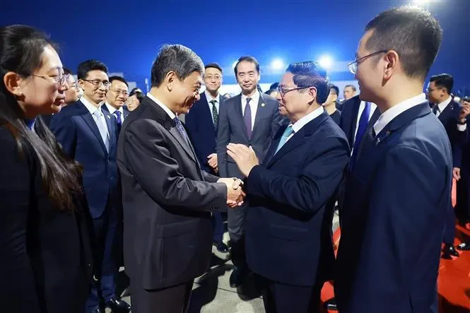 Le Premier ministre Pham Minh Chinh (deuxième à droite) et la délégation vietnamienne de haut rang concluent leur voyage de travail en Chine. (Photo : VNA)