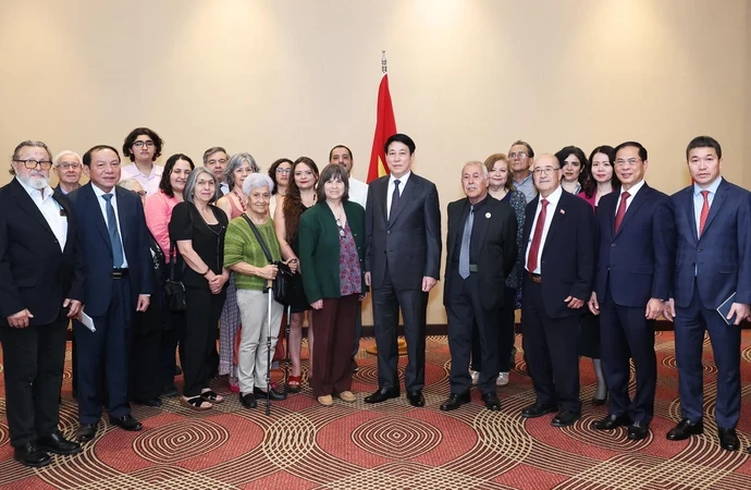 Le président Luong Cuong et les délégués (Photo : VNA)