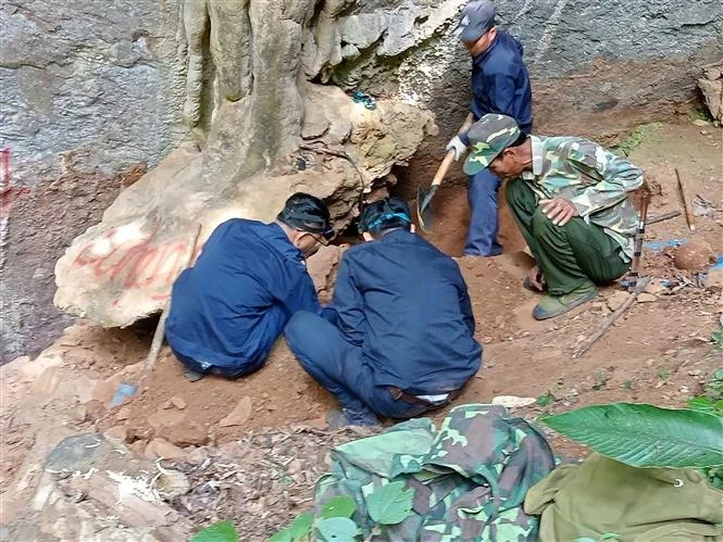 L'équipe de recherche de Nghe An découvre les restes de soldats volontaires et d'experts vietnamiens dans la province laotienne de Xiangkhouang. Photo : VNA