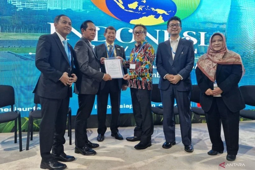 L'envoyé spécial indonésien pour la Conférence des Nations Unies sur les changements climatiques (COP 29), Hashim S. Djojohadikusumo (troisième à partir de la gauche) et le vice-ministre japonais des Affaires environnementales mondiales, Yutaka Matsuzawa (troisième à partir de la droite) au pavillon de l'Indonésie, Bakou, Azerbaïdjan, le 12 novembre 2024. (Photo : ANTARA)