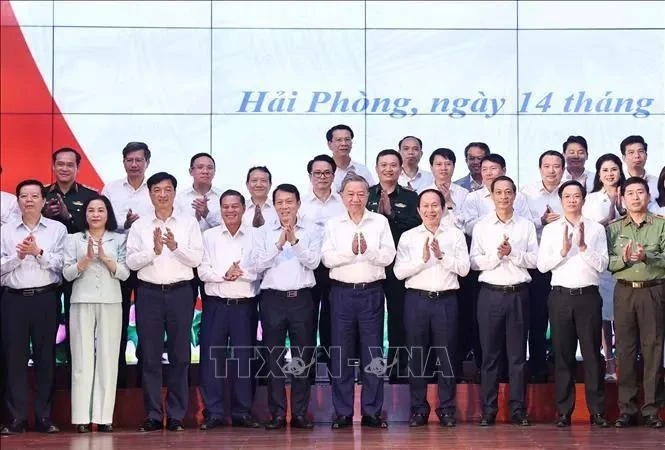 Le secrétaire général du Parti communiste du Vietnam, To Lam, et les délégués posent pour une photo de groupe. Photo : VNA