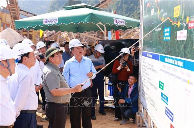 Le Premier ministre Pham Chinh Chinh s’est rendu sur le chantier de l’autoroute Dông Dang- Trà Linh dans la province de Cao Bang (Nord). Phôt . VNA