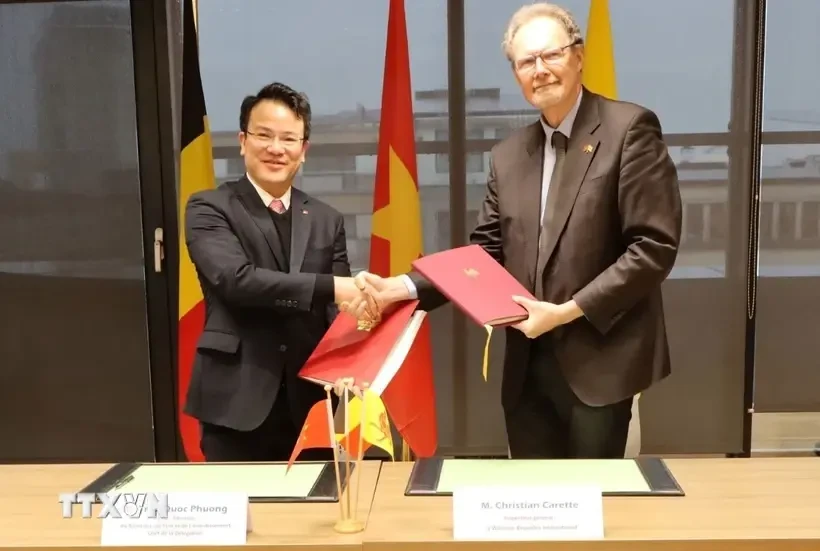 Trần Quốc Phương, vice-ministre vietnamien du Plan et de l’Investissement et Christian Carette, Inspecteur général de Wallonie-Bruxelles International (WBI). Photo . VNA