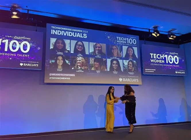 Le Dr Nguyen Thuy Ba Linh (robe longue jaune) de l'University College London (UCL) devient la première scientifique vietnamienne à remporter le prix TechWomen 100 du Royaume-Uni. (Photo : VNA)