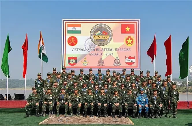 Vietnamese officers and soldiers attending VINBAX 2024 pose for a group photo. (Photo: VNA)