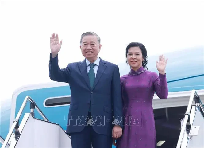 Le secrétaire général du Parti communiste du Vietnam To Lam et son épouse. Photo : VNA