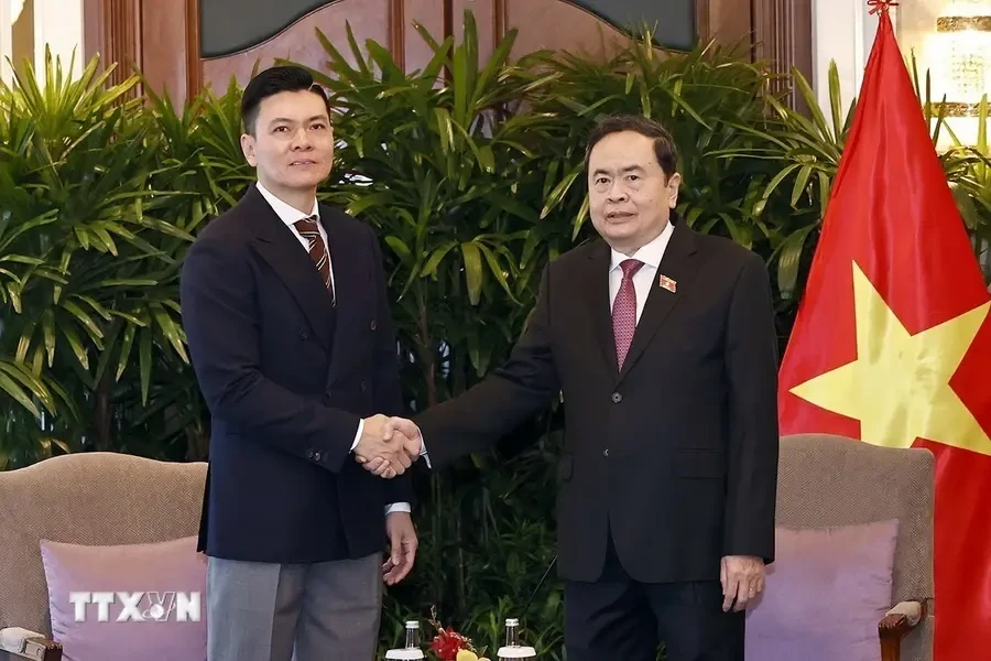 Le président de l’Assemblée nationale du Vietnam, Trân Thanh Mân (droite) et Lee Ark Boon, directeur général de Sembcorp Development et président du Conseil d’administration du groupe VSIP. Photo : VNA