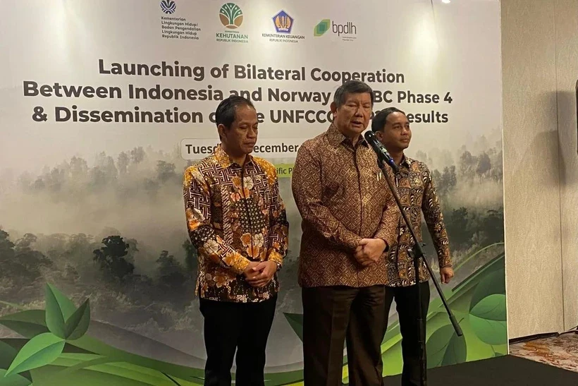 L'envoyé spécial du président pour l'énergie et l'environnement, Hashim Djojohadadikusumo (au centre), prononce une déclaration à la presse à Jakarta, le 10 décembre. (Photo : ANTARA)