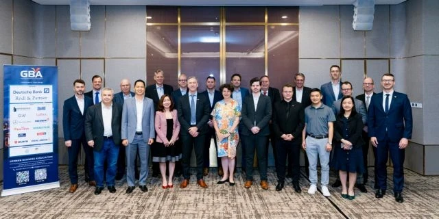 L'ambassadrice d'Allemagne au Vietnam, Margarete Barth, et des chefs d'entreprise lors d'une réunion au Vietnam en décembre. (Photo avec l'aimable autorisation de l'Association des entreprises allemandes)