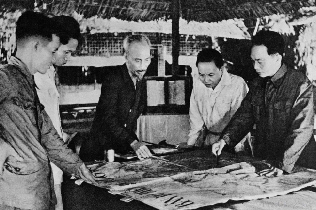 A finales de 1953, en Viet Bac, el Presidente Ho Chi Minh y los líderes del Partido Comunista de Vietnam decidieron iniciar la campaña de Dien Bien Phu, con la determinación de destruir el bastión francés más fuerte en Dien Bien Phu. (Foto: archivos VNA)