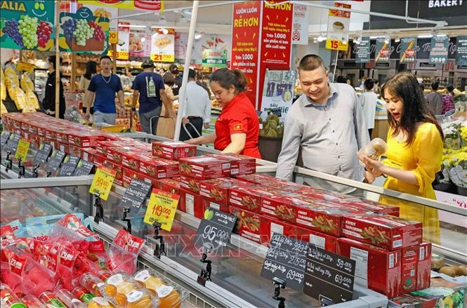 Consumidores en el supermercado BigC en Hanoi (Fuente:VNA) 