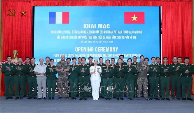 Francia se incorpora a capacitación de oficiales vietnamitas para mantenimiento de paz