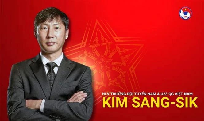 韩国籍教练金相植担任越南国家男子足球队和国家U23男子足球队主教练的职务。图自越南足球联合会