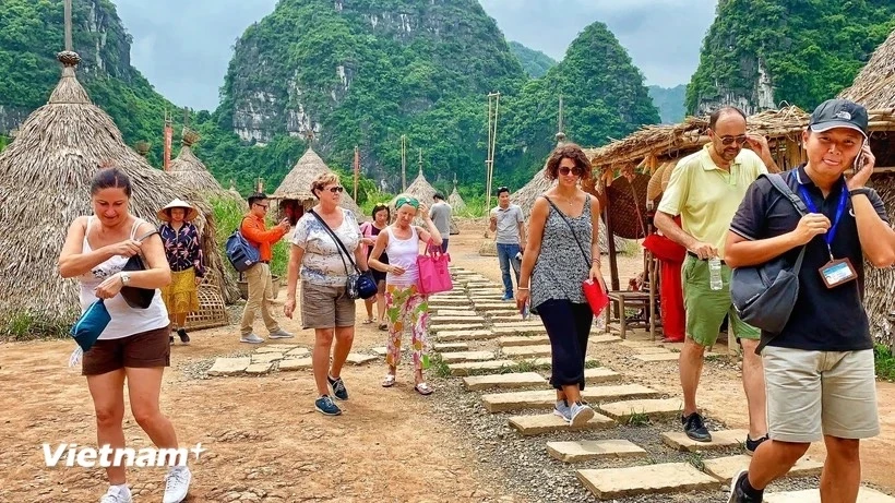 国际游客参观电影《金刚：骷髅岛》在越南宁平省的拍摄地。图自Vietnam+