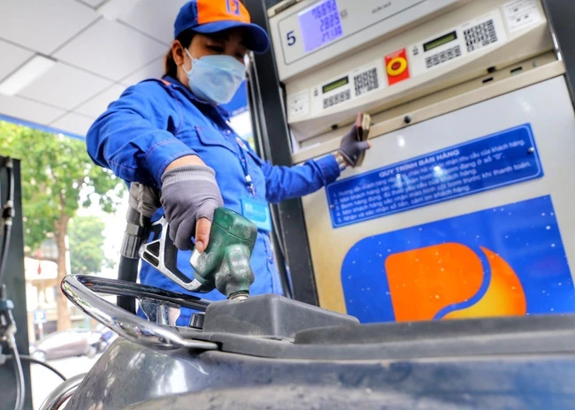 5月16日15时起越南成品油零售价下降500越盾以上。图自越通社