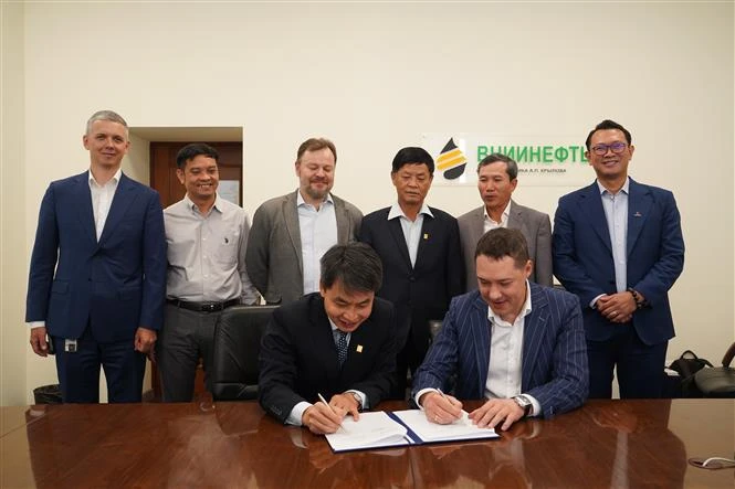 VNIINeft与越南石油勘探开采总公司技术中心（PVEP-ITC）签署了合作谅解备忘录。图自越通社