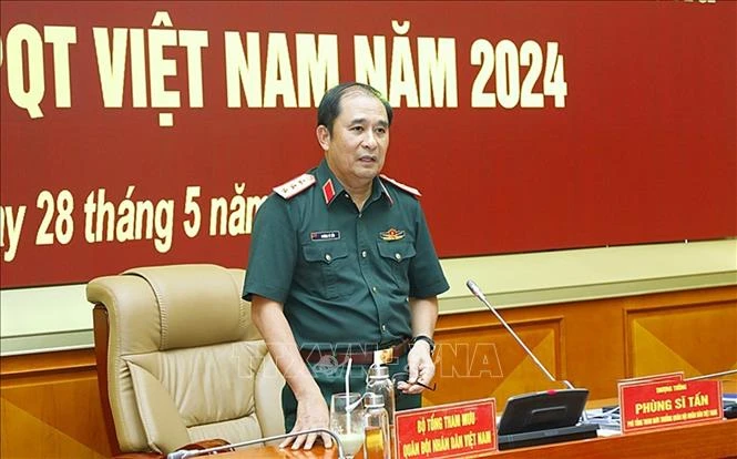 越南人民军副总参谋长冯士晋上将发表讲话。图自越通社
