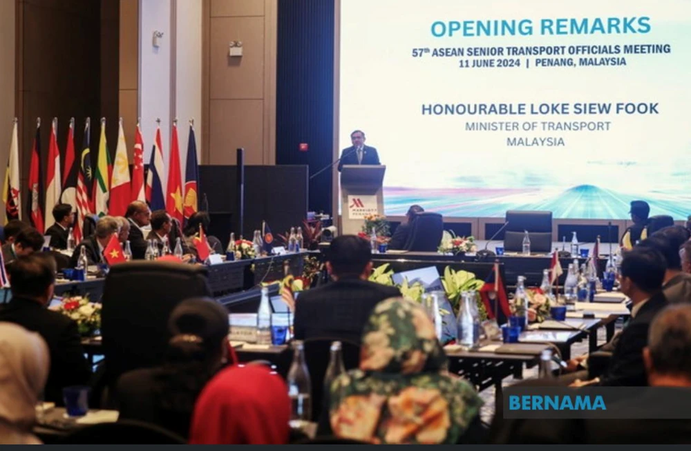 马来西亚交通部长陆兆福在第57届东盟交通部高级官员会议上发表的讲话。图自Bernama.com