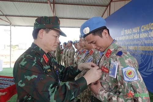 范长山中将向越南二号工兵队和UNISFA工作组授予联合国和平荣誉勋章（图片来源：人民军队报）
