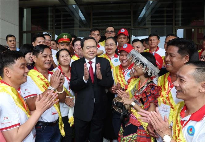 越南国会主席陈青敏在国会大厦与2024年全国100名模范献血者会面。图自越通社