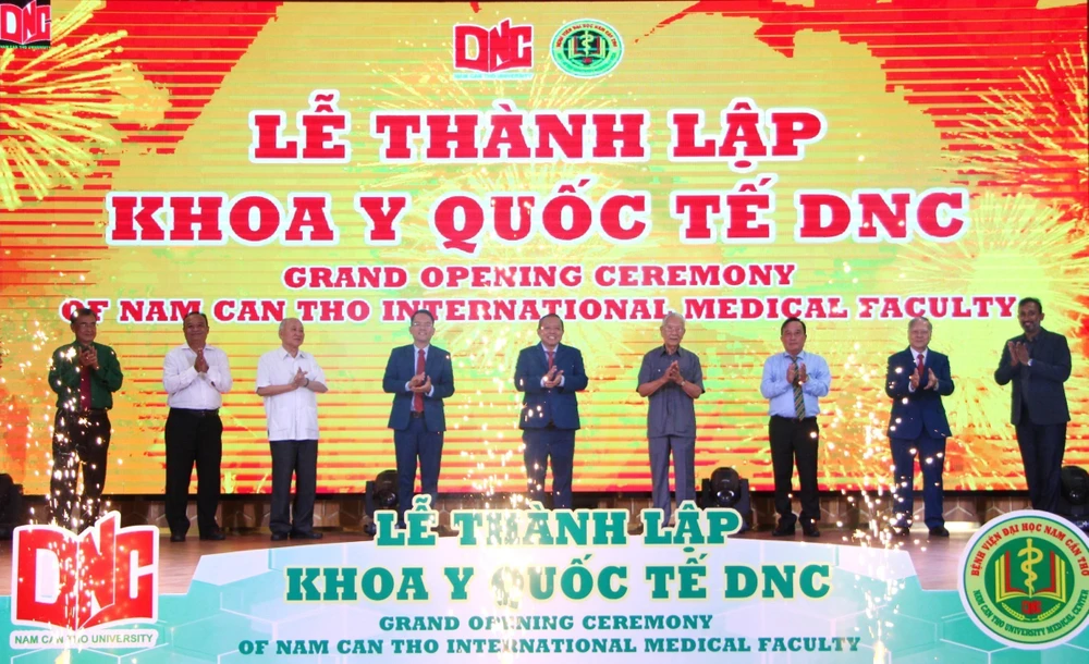 南芹苴大学举行仪式，宣布成立国际医学系的决定。图自越通社