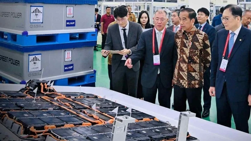 印尼总统佐科·维多多视察首家电动车电池制造厂。图自互联网