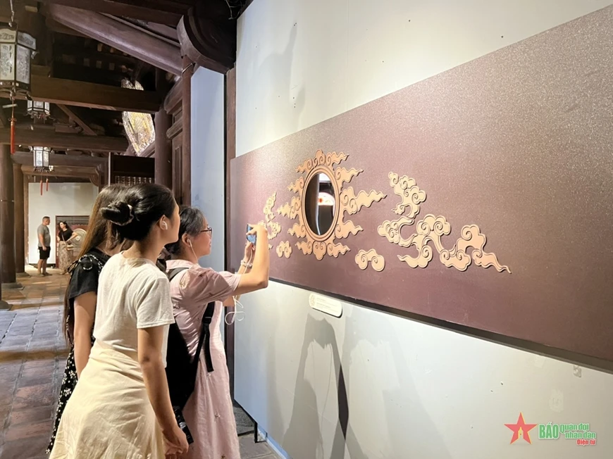 公众参观“进士碑上的龙形象”专题展览。图自qdnd.vn