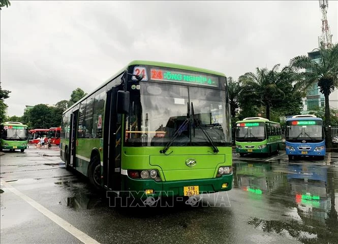 胡志明市平盛郡东方车站的公交车。图自越通社