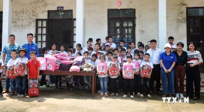 越通社代表团向北江省山洞县安乐小学学生赠送学习用品。图自越通社