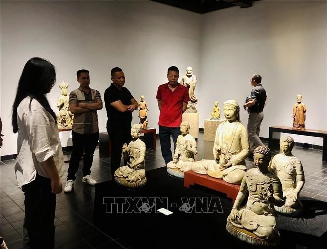 “南爵——土地之魂”展展出100多件独特的陶瓷艺术作品。图自越通社