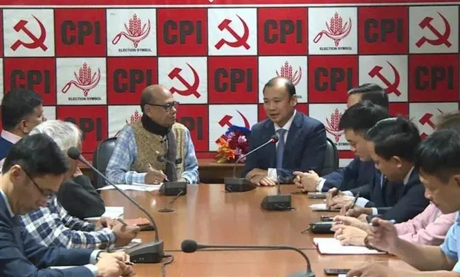 越南《共产杂志》代表团和印度共产党（CPI）代表团举行工作会谈。图自越通社