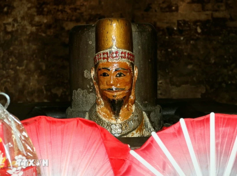 The statue of King Po Klong Garai is currently worshipped at Po Klong Garai tower (Do Vinh ward, Phan Rang-Thap Cham city). (Photo: VNA)