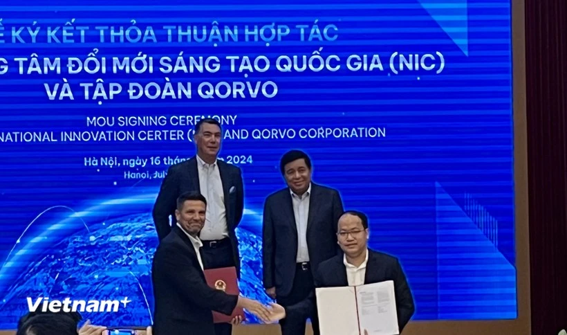 The exchange ceremony of the Memorandum of Understanding on cooperation between the NIC and Qorvo. (Photo: VietnamPlus)