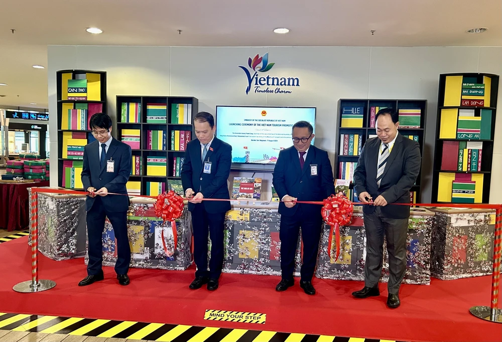 Delegates cut the ribbon to inaugurate the Vietnamese tourism space in Brunei. (Source: VNA)