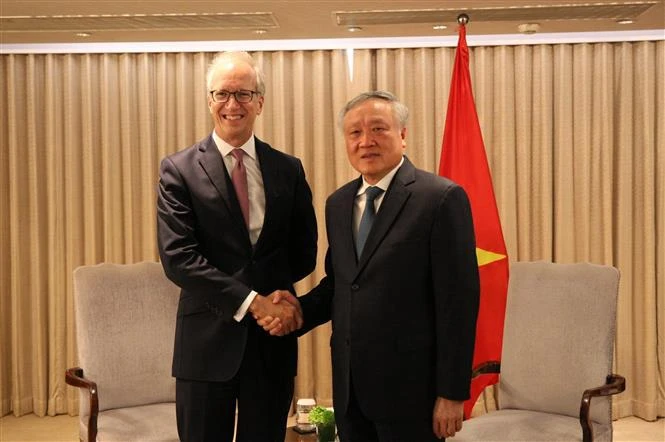 Permanent Deputy Prime Minister Nguyen Hoa Binh (right) and Group Managing Director of Jardine Matheson John Witt. (Photo: VNA)