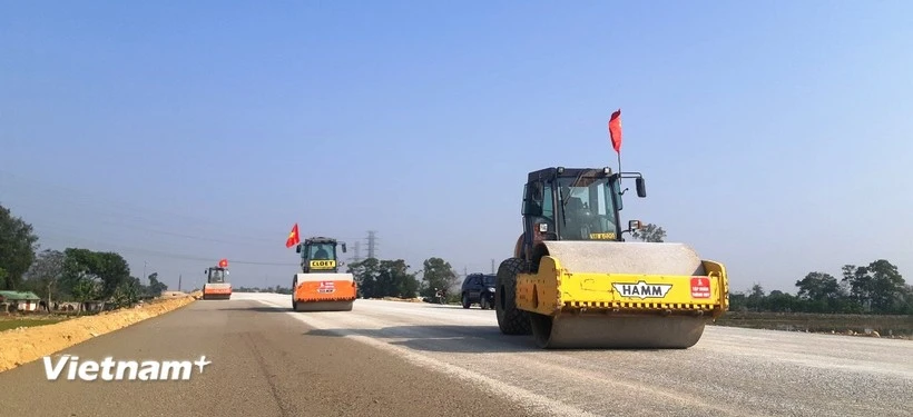 Workers are building a section of the eastern North-South expressway. (Photo: VietnamPlus) 