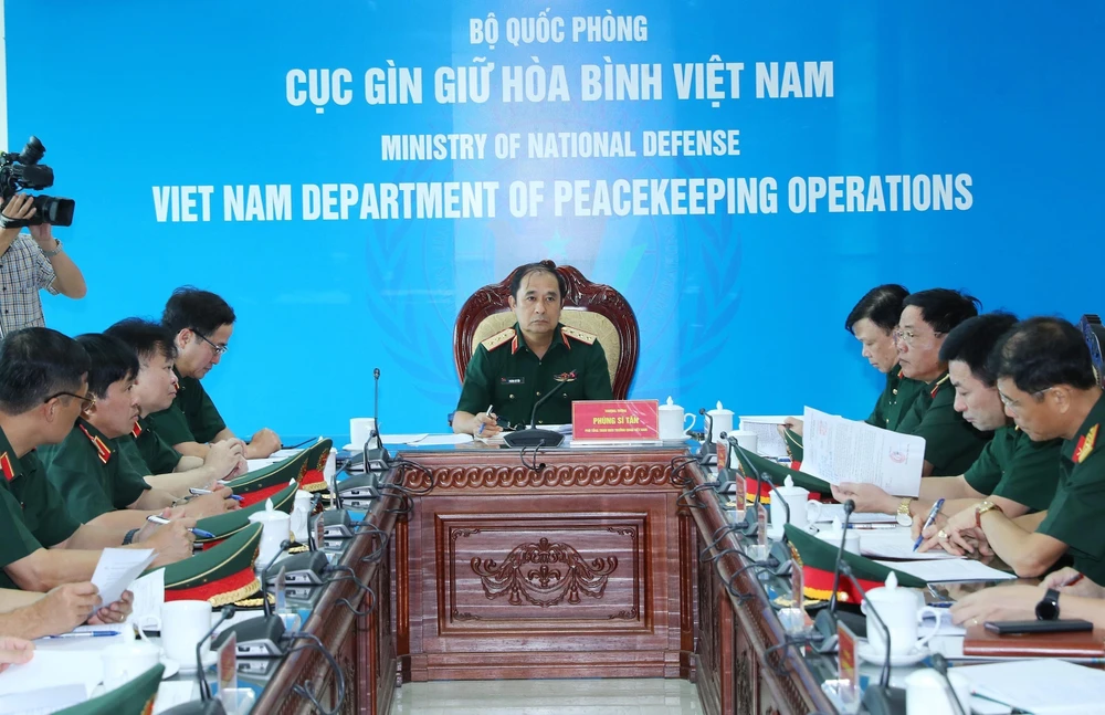 Deputy Chief of the General Staff of the Vietnam People's Army Senior Lieutenant General Phung Si Tan chairs a working session with relevant units. (Photo: VNA) 