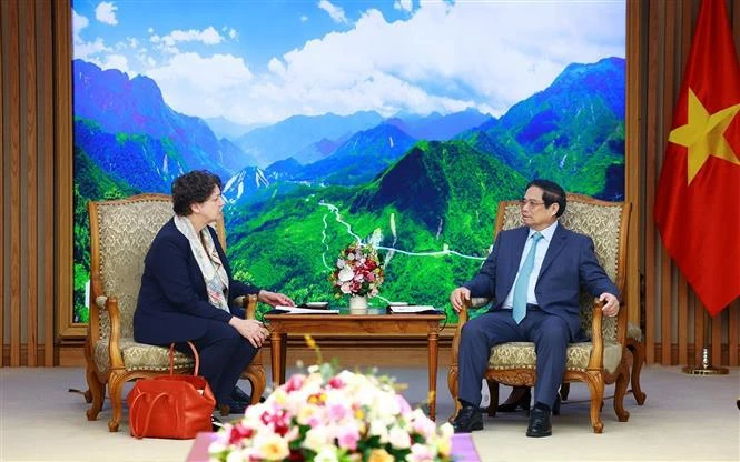 Prime Minister Pham Minh Chinh (R) receives newly-appointed German Ambassador to Vietnam Helga Margarete in Hanoi on September 27. (Photo: VNA)