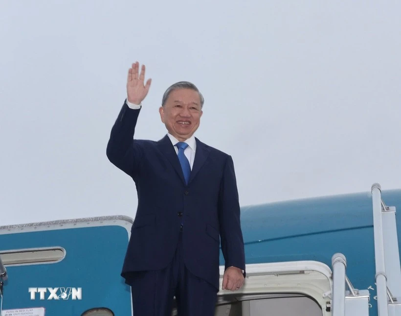 Party General Secretary and State President To Lam leaves Hanoi for state visits to Mongolia, Ireland, attendance at the 19th Francophonie Summit and an official visit to France from September 30 to October 7. (Photo: VNA)