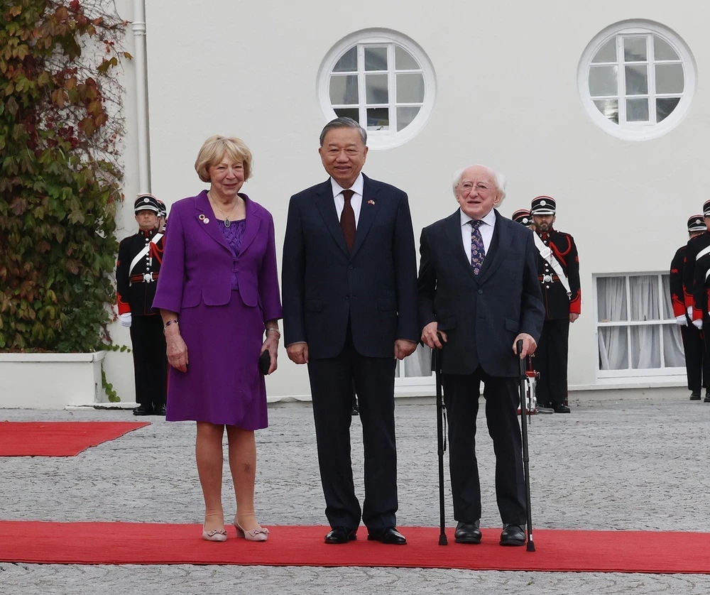 Irish President Michael D. Higgins (R) and his spouse chair an official welcome ceremony for General Secretary of the Communist Party of Vietnam Central Committee and State President To Lam (R). (Photo: VNA)