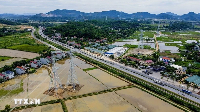 The 92-km Quynh Luu-Thanh Hoa section of the 500kV circuit-3 power transmission line was commissioned on August 19. (Photo: VNA)