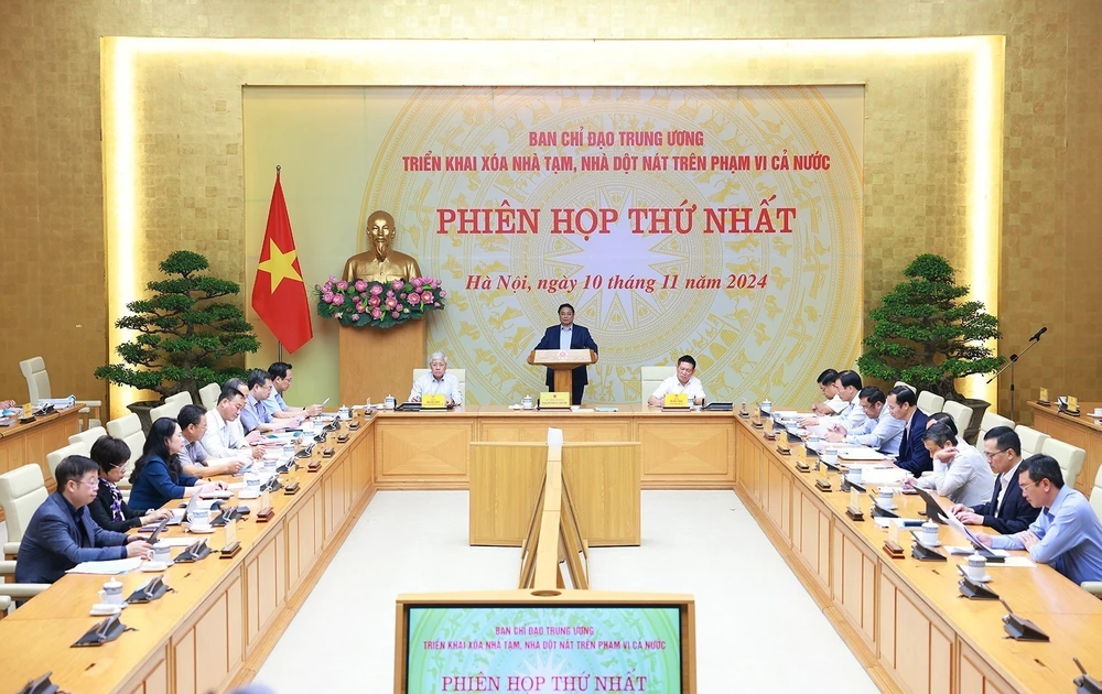 PM Pham Minh Chinh (standing) chairs the first meeting of the central steering committee for the eradication of temporary and dilapidated houses nationwide in Hanoi on November 10. (Photo: VNA)