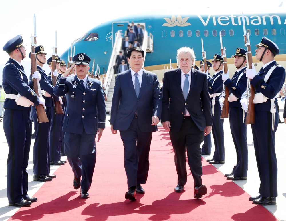 State President Luong Cuong (C) is welcomed at the Arturo M. Benitez International Airport. (Photo: VNA)