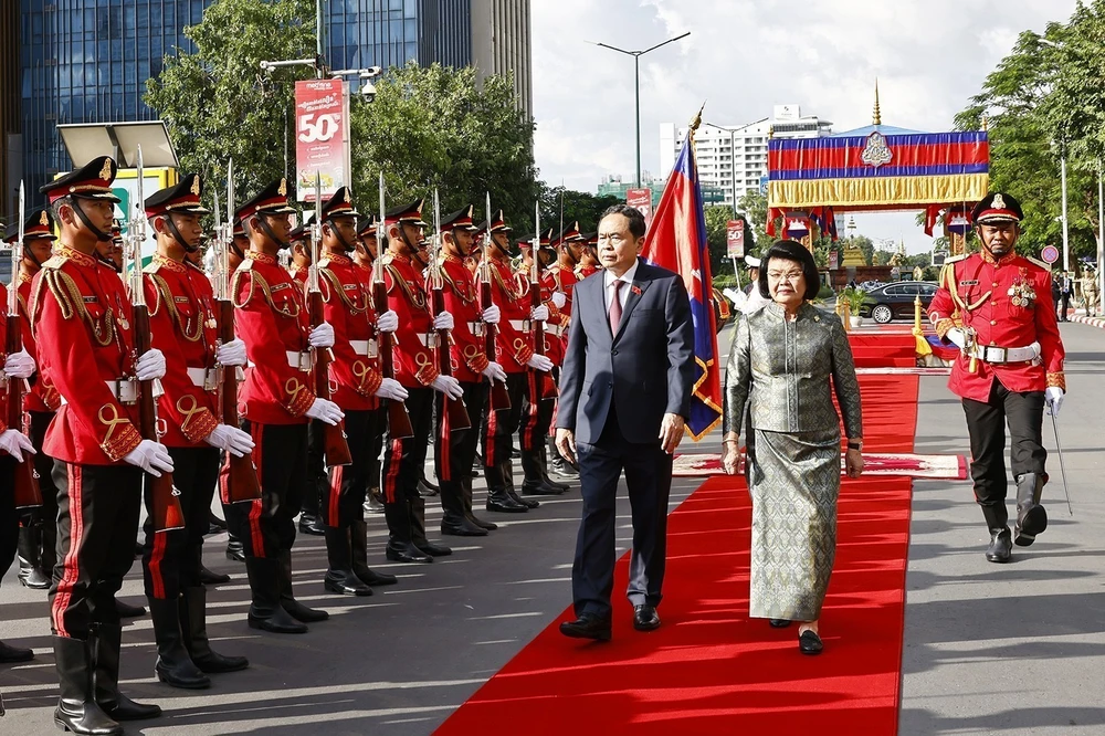 President of the Cambodian National Assembly (NA) Samdech Khuon Sudary (R) chairs a solemn welcome ceremony in Phnom Penh on November 21 afternoon for NA Chairman Tran Thanh Man. (Photo: VNA)