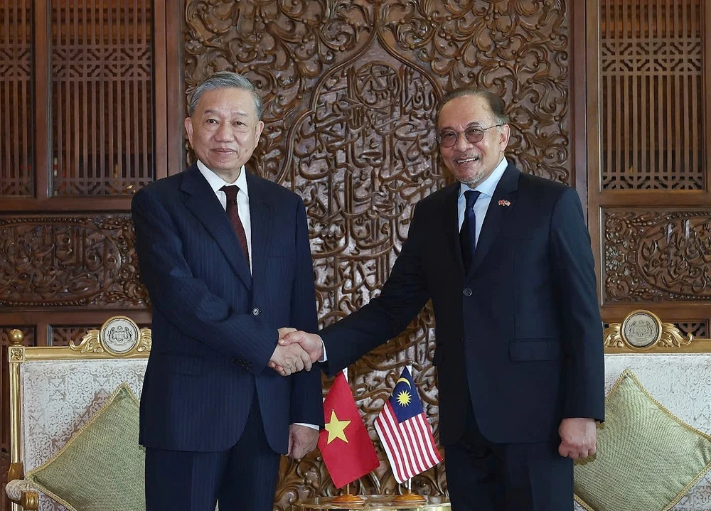 General Secretary of the Communist Party of Vietnam (CPV) Central Committee To Lam (L) and Malaysian Prime Minister Anwar Ibrahim. (Photo: VNA)